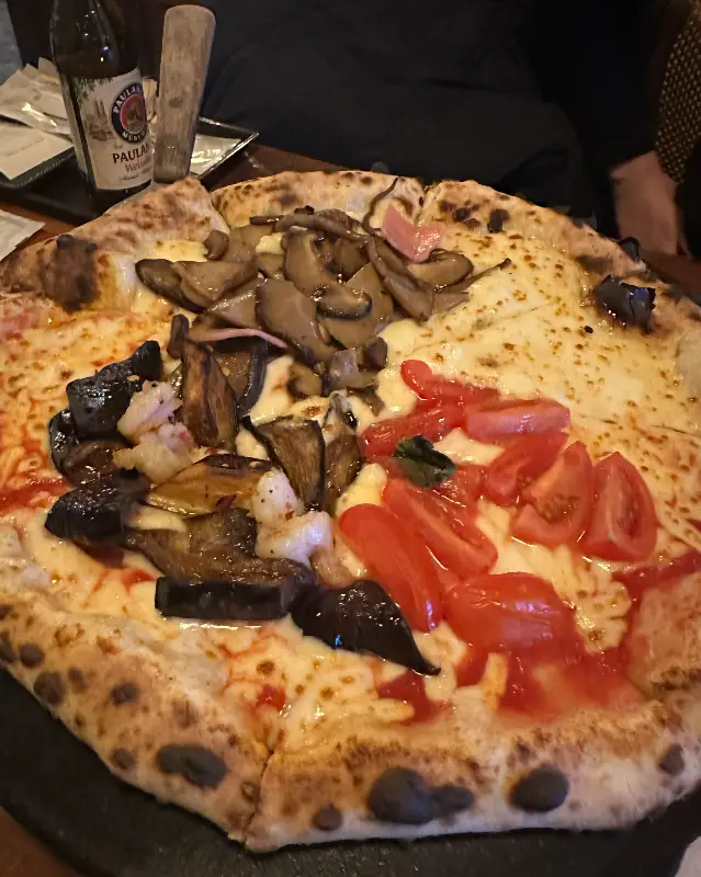 다양한 토핑이 올라간 피자