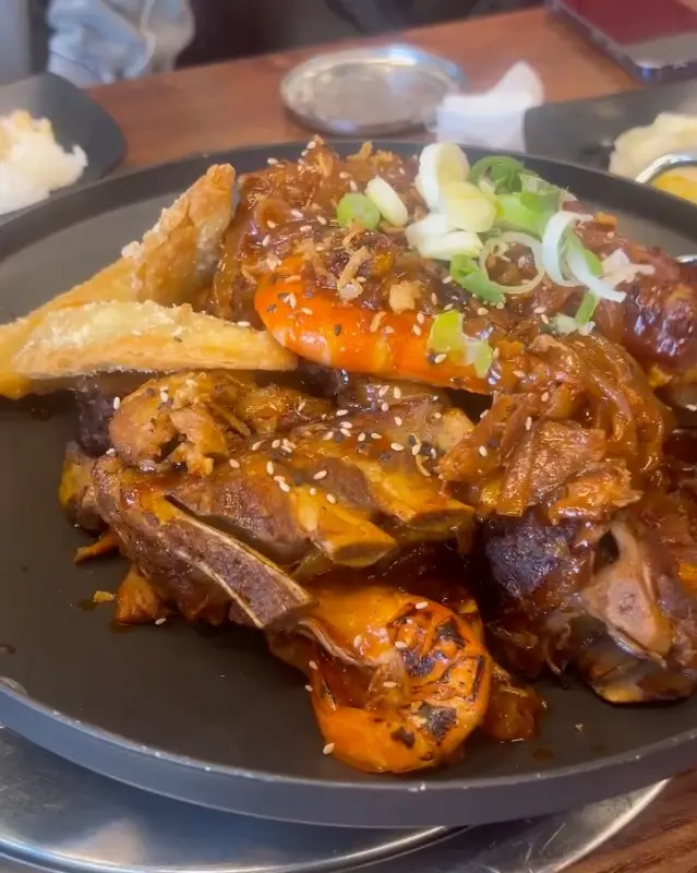 푸짐한 뼈구이 한 상