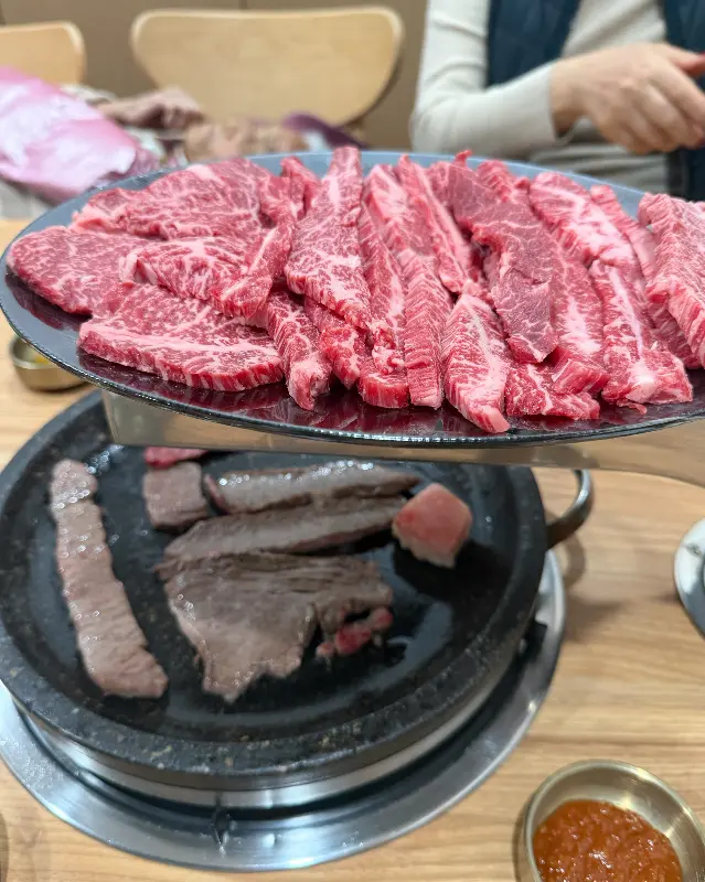 돌판 위에 올려진 한우 구이