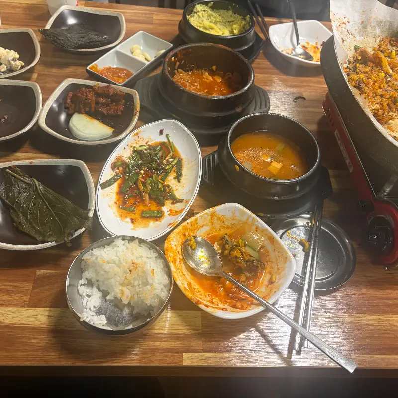 고추장 삼겹살과 함께 제공되는 다양한 쌈 채소의 모습