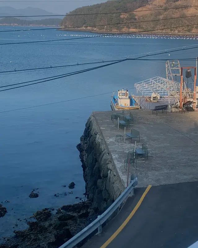 카페 배양장의 야외 테라스에서 보이는 바다 풍경