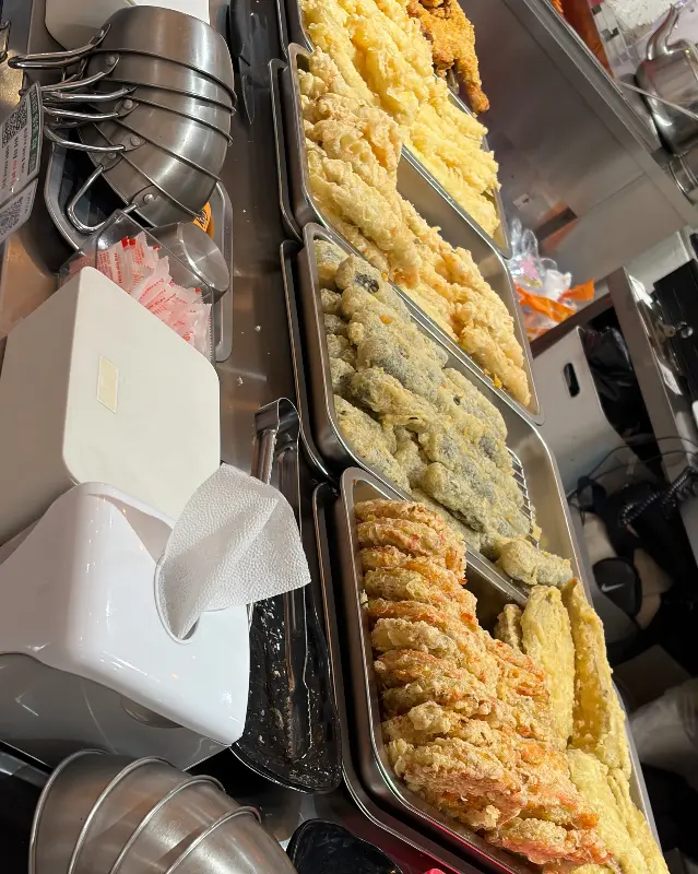 다양한 튀김이 준비되어 있는 모습