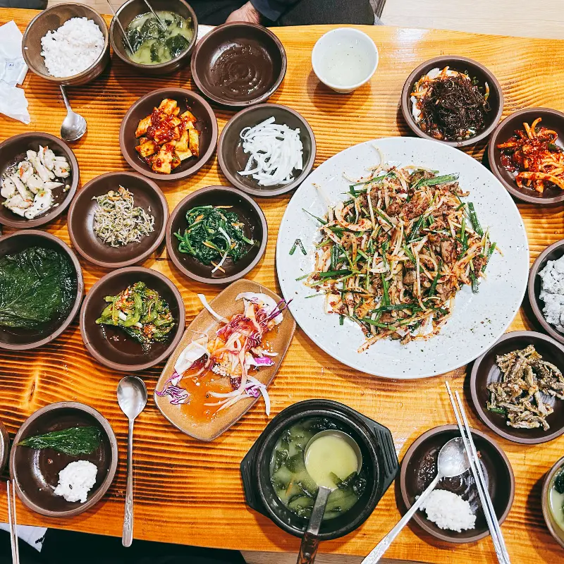 푸짐한 한상차림 전체샷