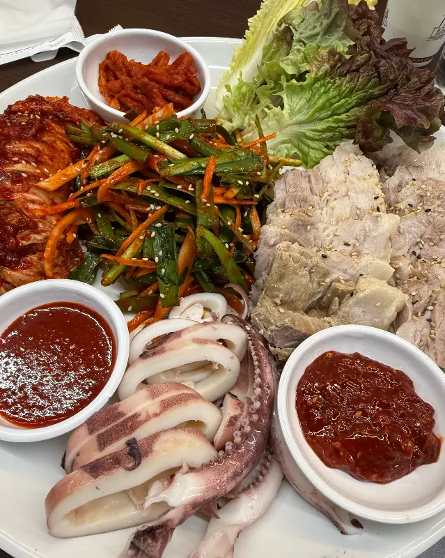 윤기가 좔좔 흐르는 보쌈과 오징어, 김치의 환상적인 조합