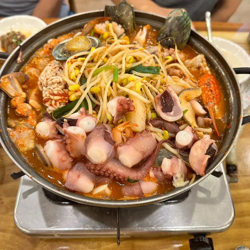 해산물 가득한 해물탕