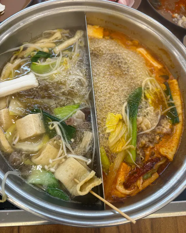 반반 육수에 샤브샤브를 즐기는 모습. 얼큰한 육수와 담백한 육수 두 가지를 모두 맛볼 수 있다.