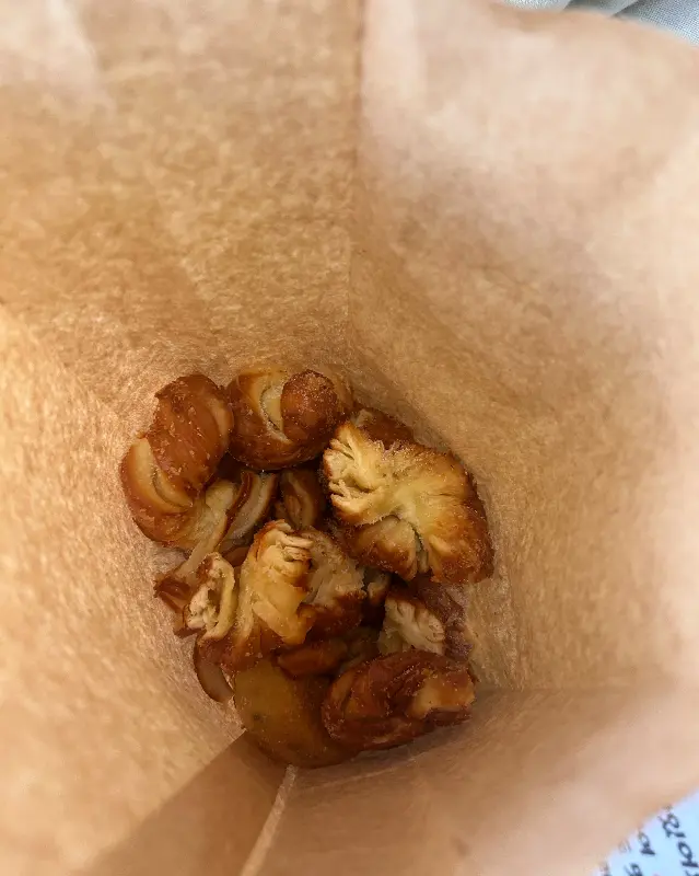 종이 봉투에 담긴 꽈배기