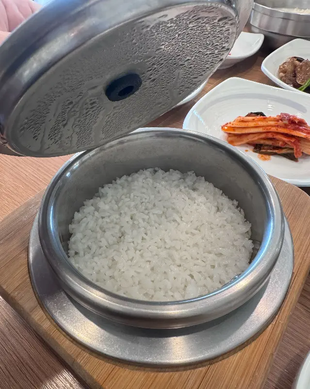 윤기가 흐르는 갓 지은 솥밥