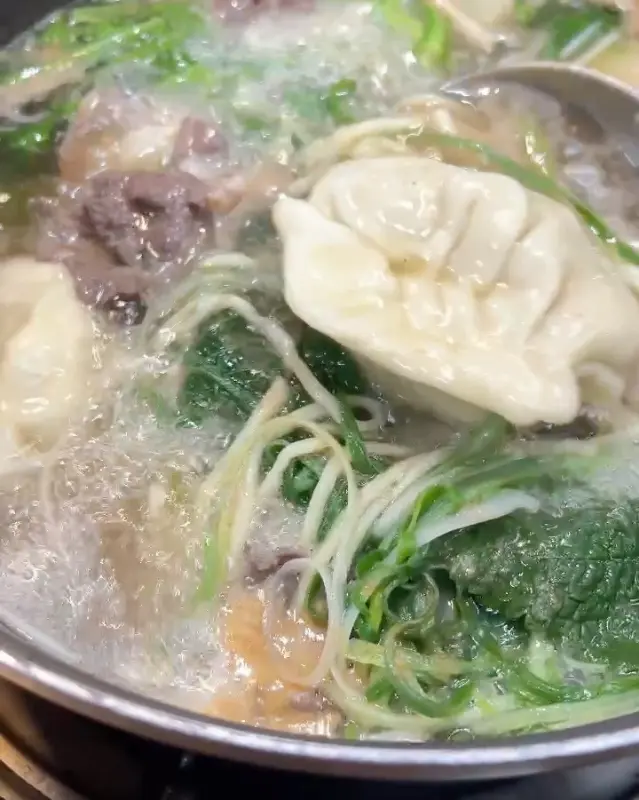 만두전골 속 만두, 고기, 채소