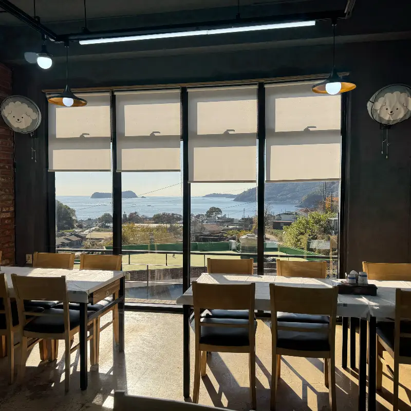 넓은 창밖으로 보이는 남해 바다 뷰