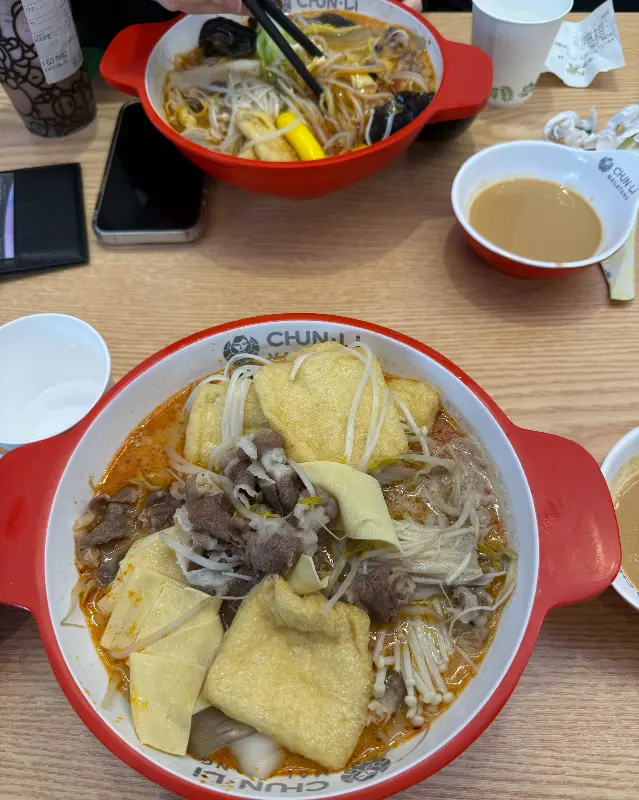 테이블 위에 놓인 춘리마라탕 두 그릇