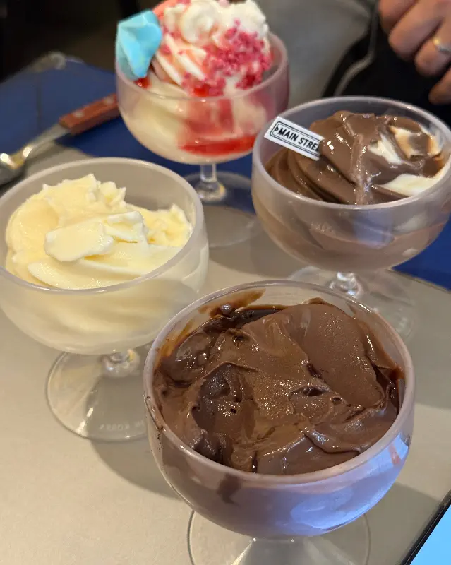 카페 내부의 테이블과 의자가 놓여 있는 사진