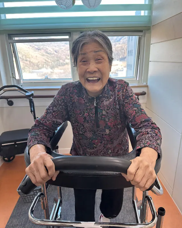 밝게 웃고 있는 할머니의 모습