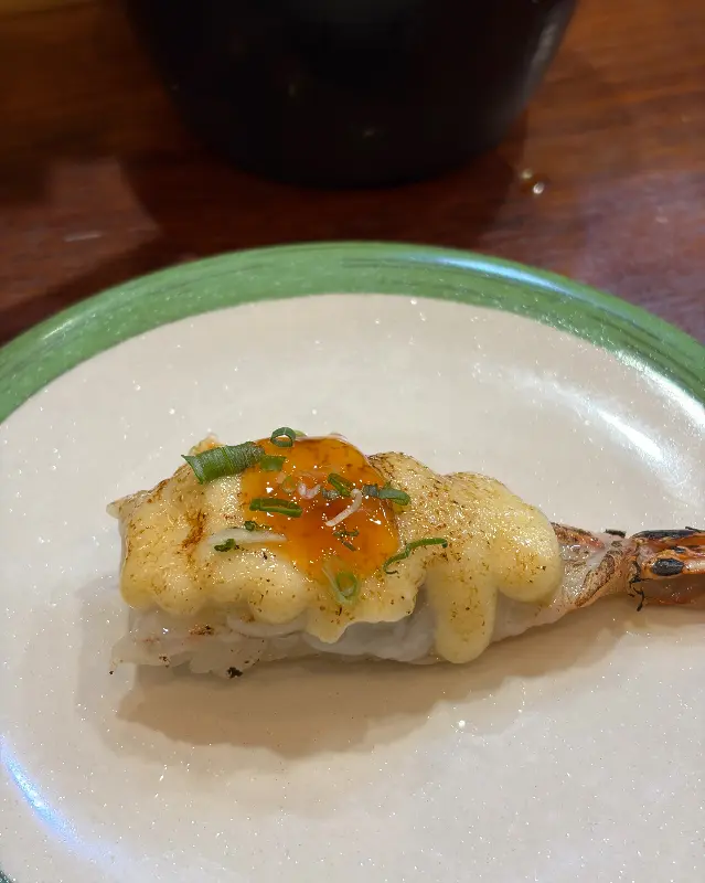 마요네즈 소스가 듬뿍 올려진 새우 초밥