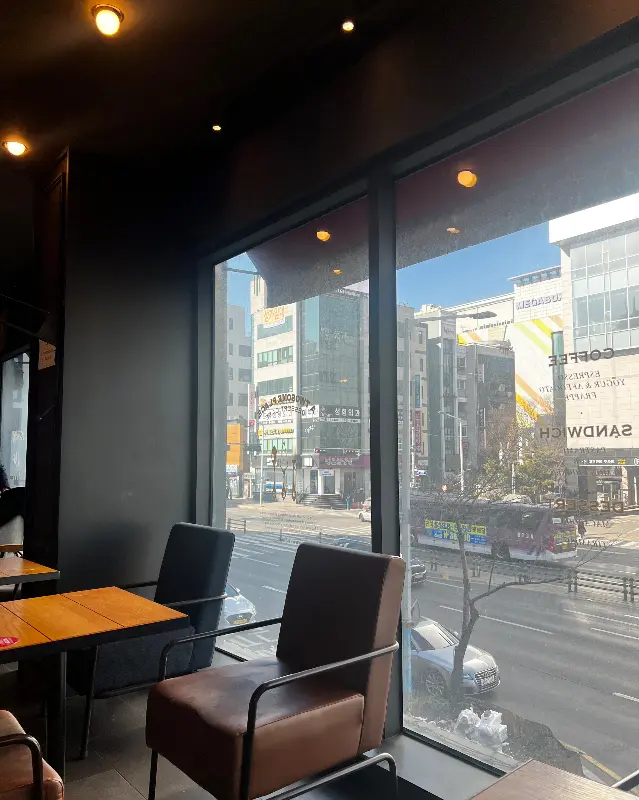 창밖을 바라보며 커피를 즐기는 사람들