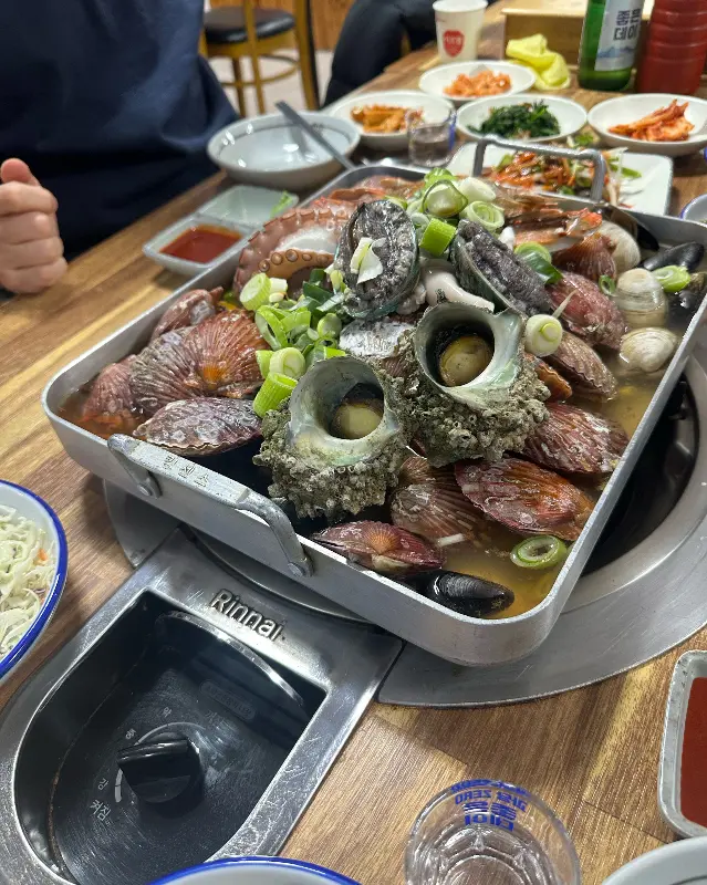 테이블에서 끓고 있는 해물탕