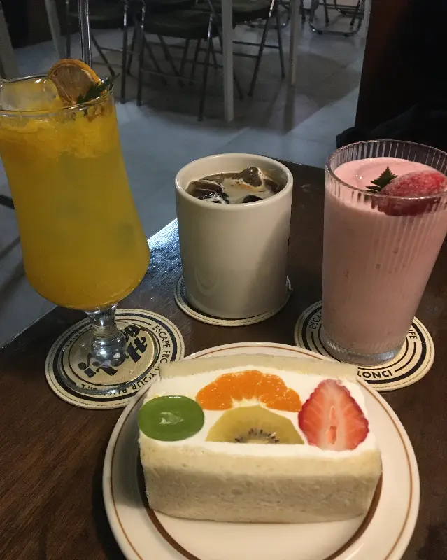 후르츠 산도와 음료