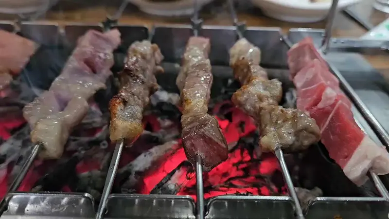 숯불에 구워지는 양꼬치