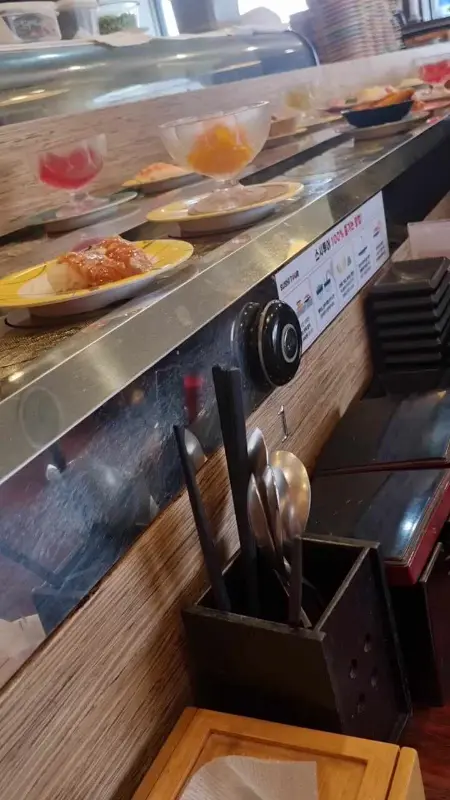 레일 위를 가득 채운 초밥들