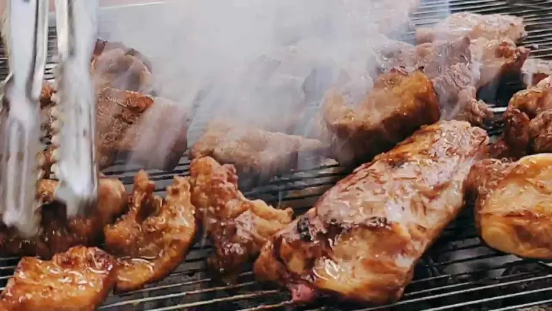 숯불 위에서 맛있게 익어가는 돼지갈비