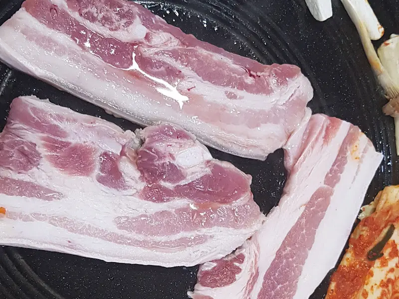 두툼한 생삼겹살