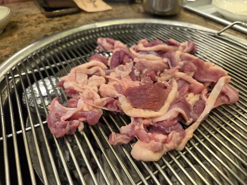 숯불 위에 구워지고 있는 오리고기