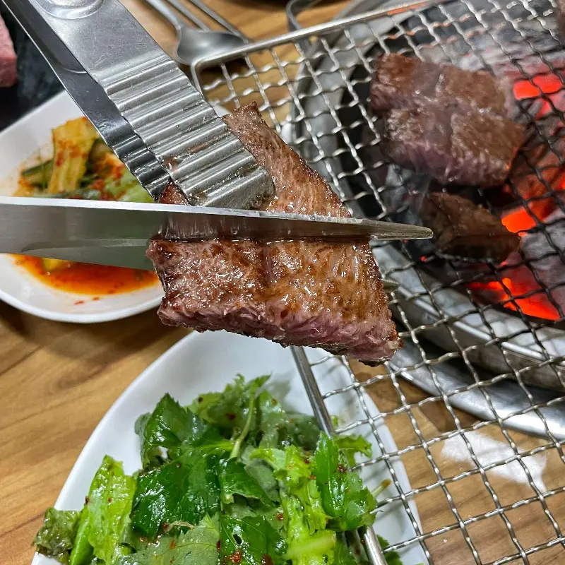 잘 구워진 한우를 자르는 모습