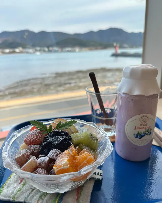 상큼한 과일 요거트볼과 함께 즐기는 오션뷰
