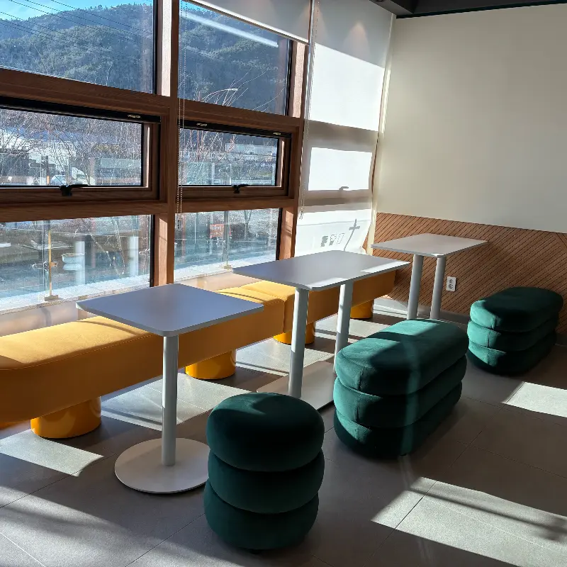 통창으로 햇살이 가득 들어오는 댄싱컵 2층