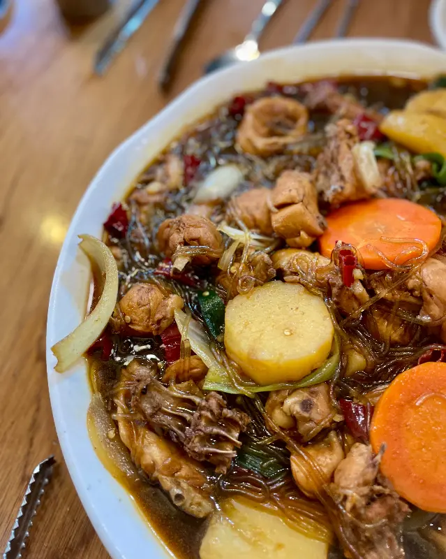 접시에 담긴 찜닭
