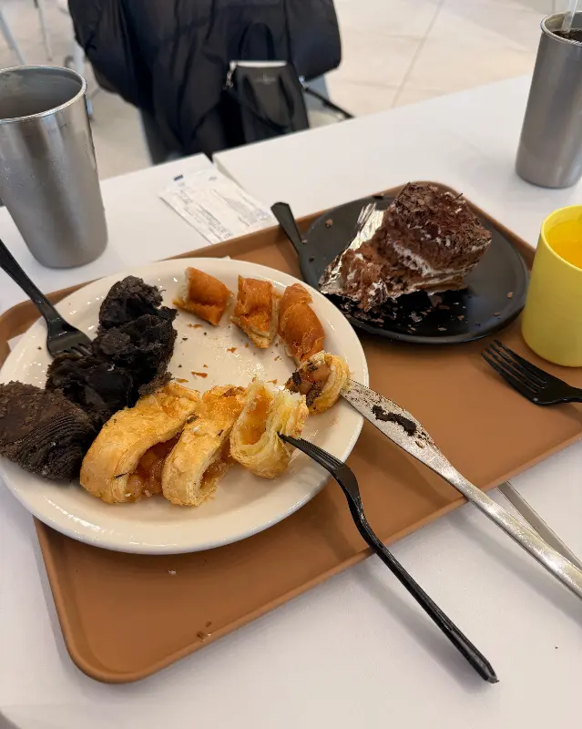 빵과 음료가 함께 놓인 모습