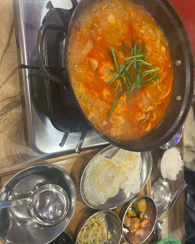 테이블 위에 놓인 돼지찌개 한 상 차림