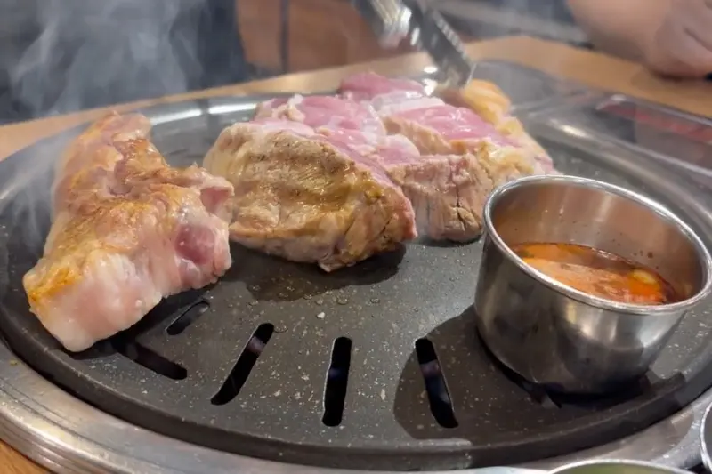 직원분이 구워주는 흑돼지