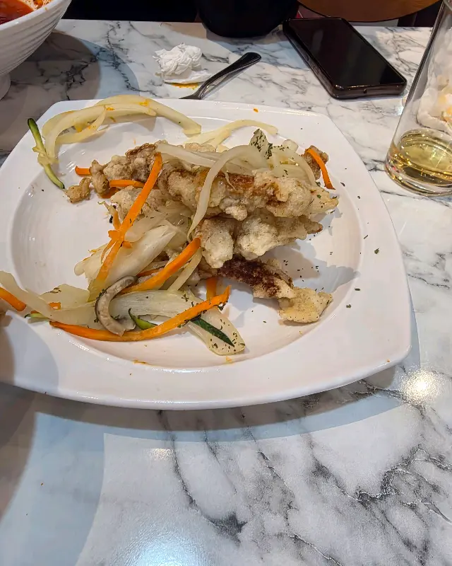 양파볶음이 곁들여진 탕수육