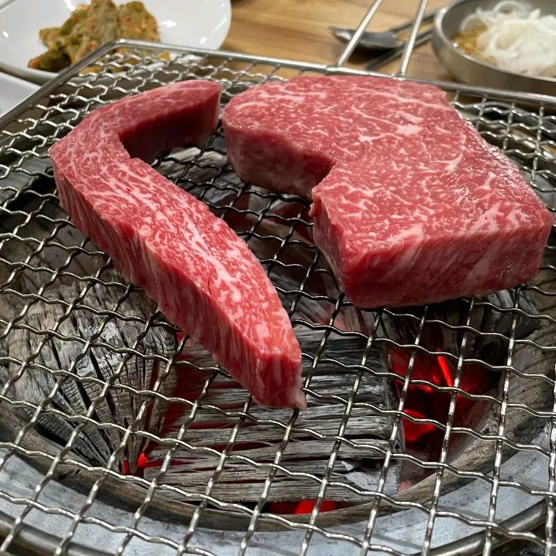 숯불 위에 구워지는 한우