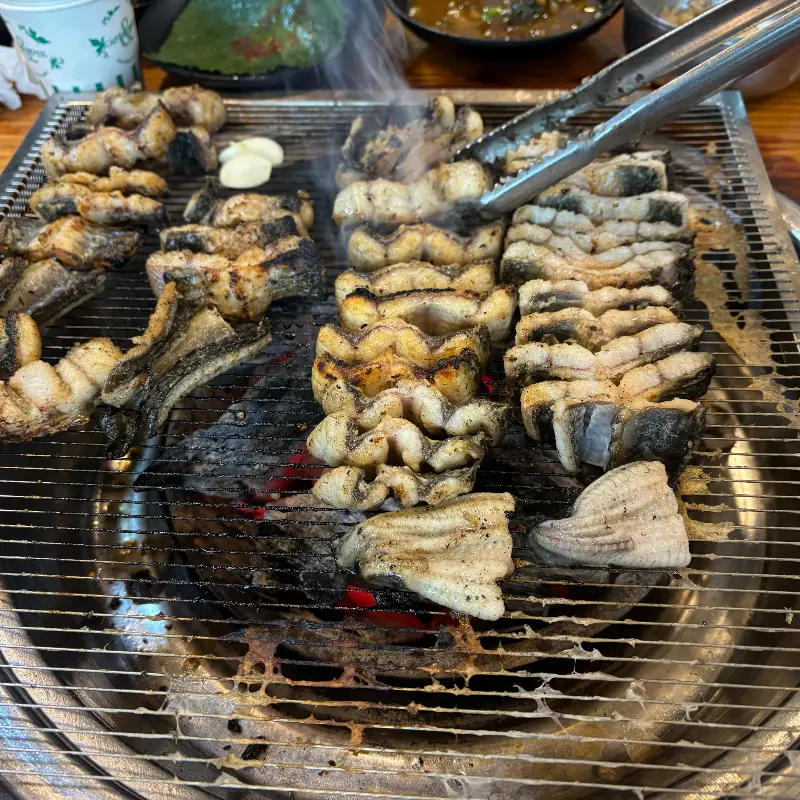 숯불 위에서 익어가는 장어