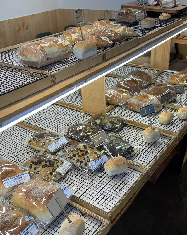 다양한 종류의 빵이 진열된 모습