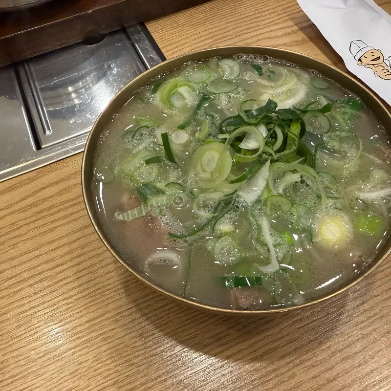 한우국밥과 테이블 세팅