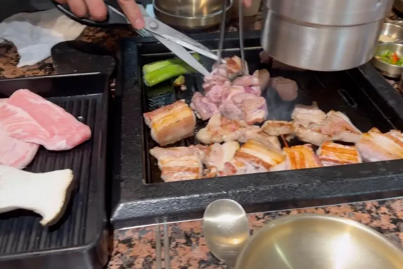 고기를 자르는 모습