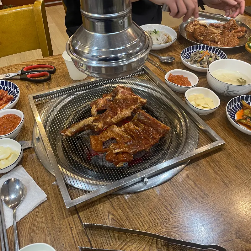 푸짐하게 차려진 돼지갈비 한 상