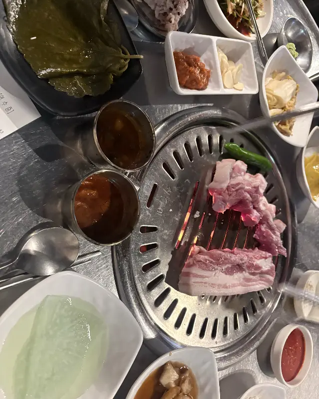 다양한 곁들임 메뉴와 함께 구워지는 흑돼지