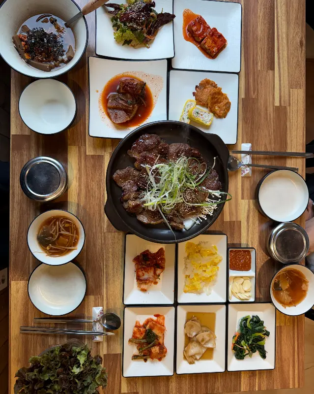 테이블 가득 차려진 석갈비 정식의 전체적인 모습이 담겨있다.