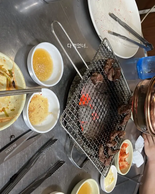숯불 위에서 맛있게 익어가는 갈비