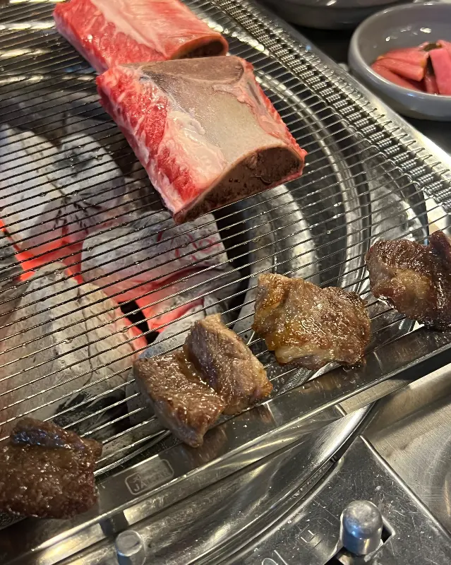 숯불 위에서 익어가는 생갈비