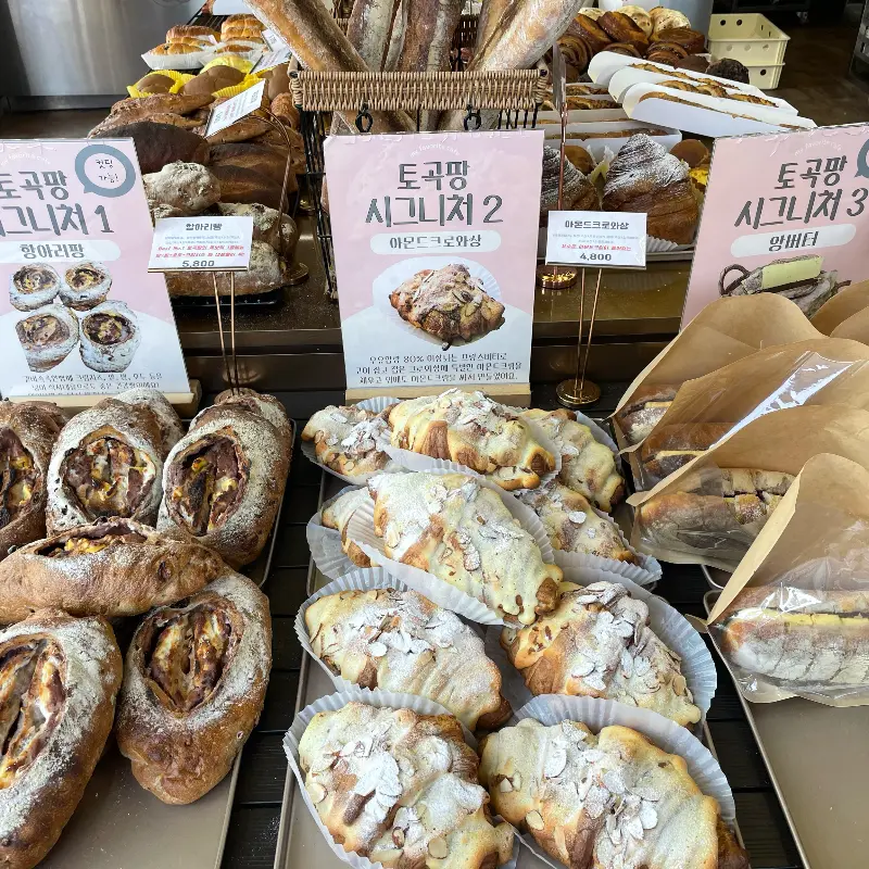 진열대에 놓인 빵들의 모습
