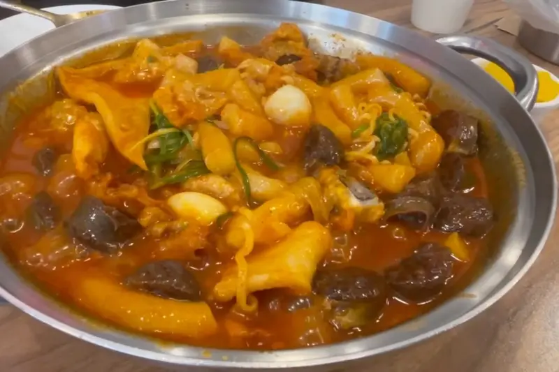 떡, 순대, 라면의 완벽한 조화