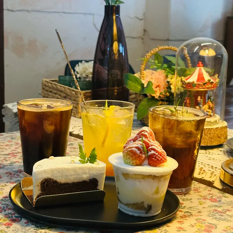 예쁜 소품들이 놓여진 테이블