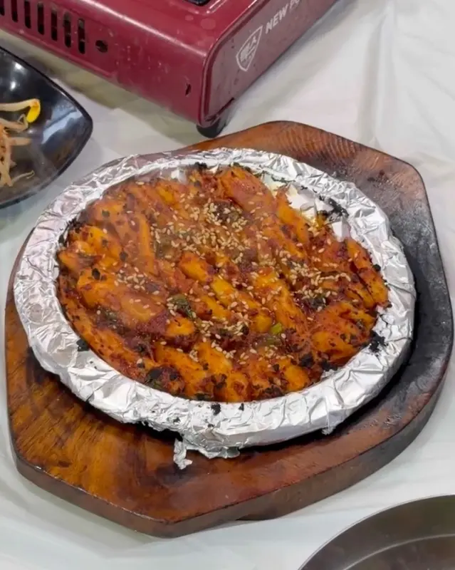 윤기가 흐르는 붉은 빛깔의 더덕구이