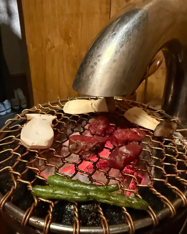 화로에 구워먹는 고기와 버섯