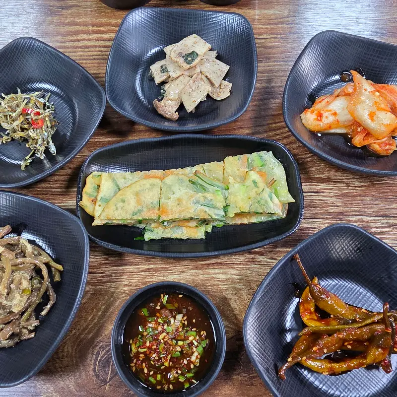 다양한 종류의 반찬 사진